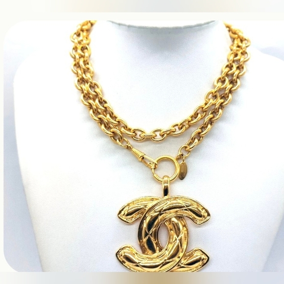 ✨ RARE Vintage CHANEL Quilted CC Logo Pendant Necklace ✨👜 Bold • 💯 Authentic - Picture 1 of 12